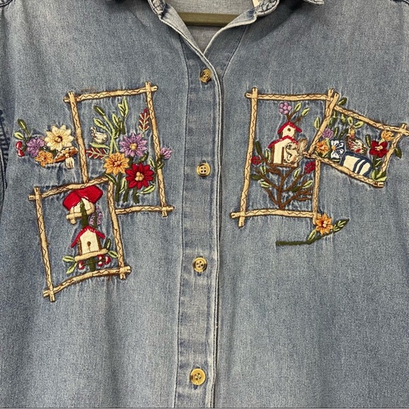 Casey & Max. Embroidered Chambray Button Down Shirt. Size Medium. Good used cond - Picture 2 of 6